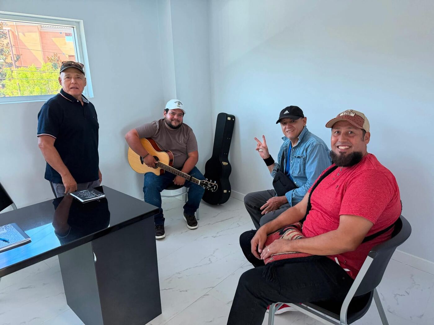 Compositores con guitarra en una de las salas de escritura del Hogar