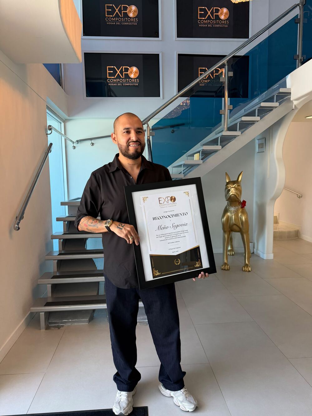 Meño Segovia con su reconocimiento de Expo Compositores Foundation
