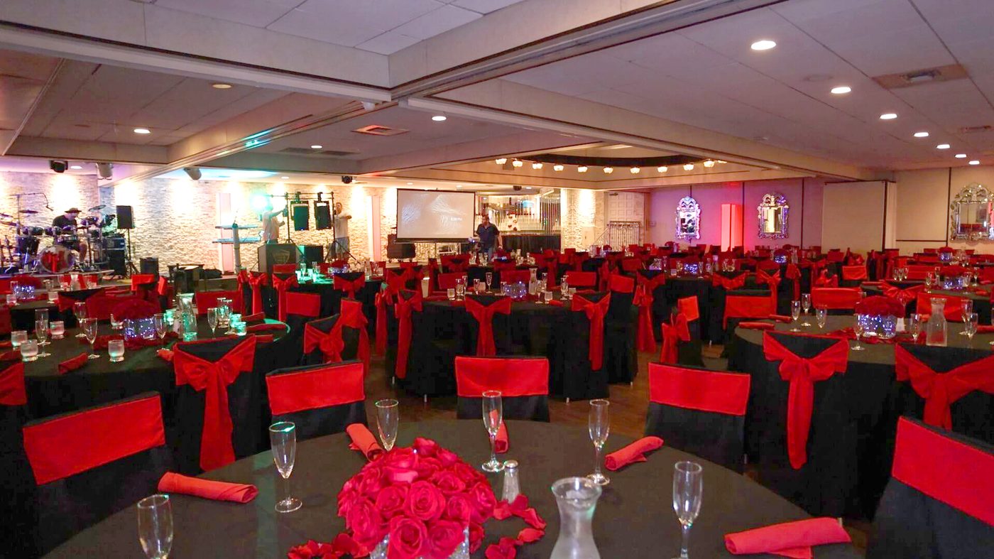 Steven's Steak & Seafood House, salón principal con escenario